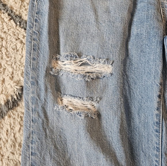 Uniqlo Baggy Straight Leg Distressed Mom Jean Size 32 - Picture 3 of 7